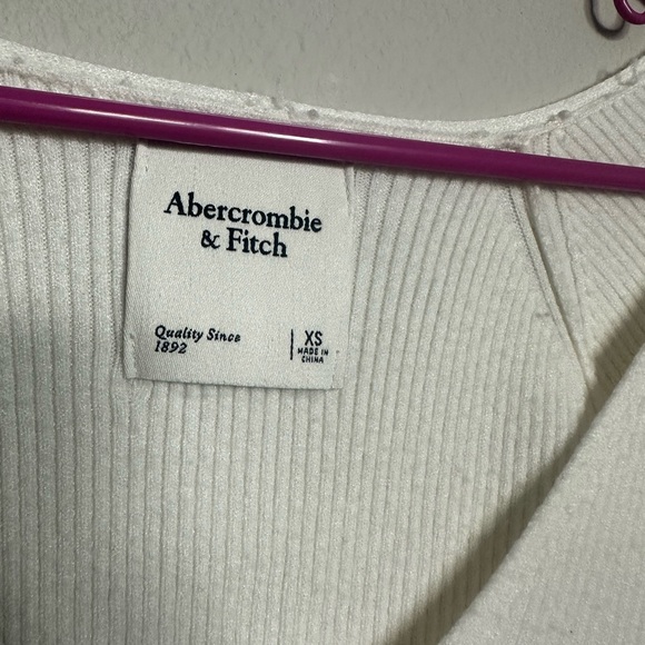 Abercrombie & Fitch Women's Cream V-Neck Sweater - Picture 3 of 3